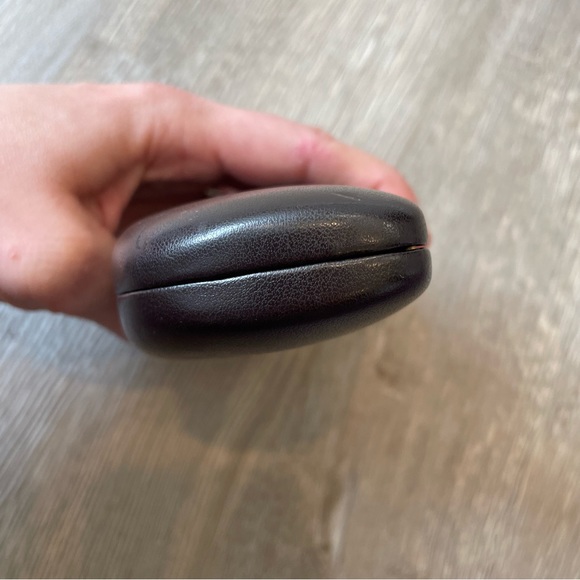 MICHAEL KORS Glasses Case and Cleaning Cloth - Picture 4 of 10